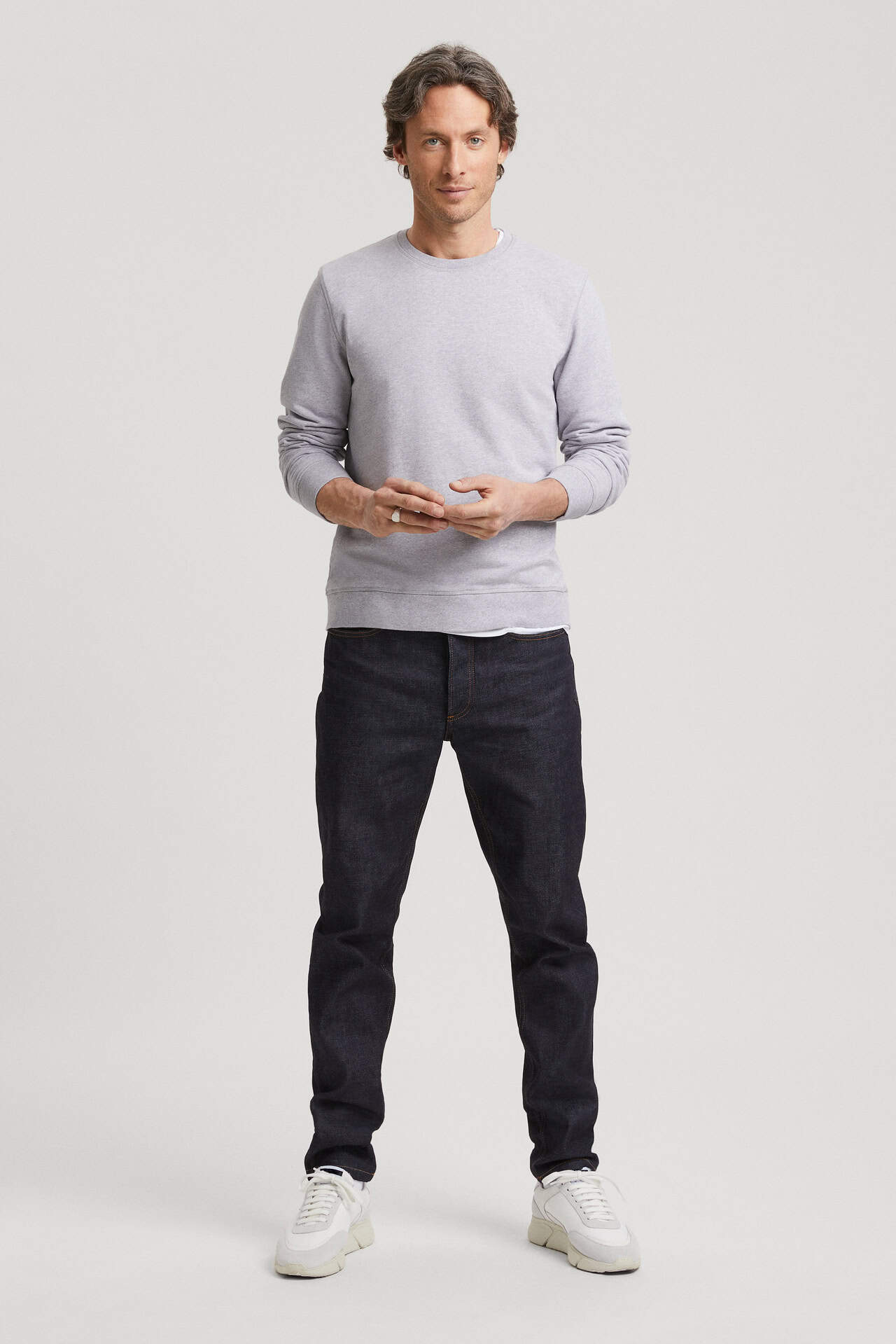 Man wearing the Asket Sweatshirt