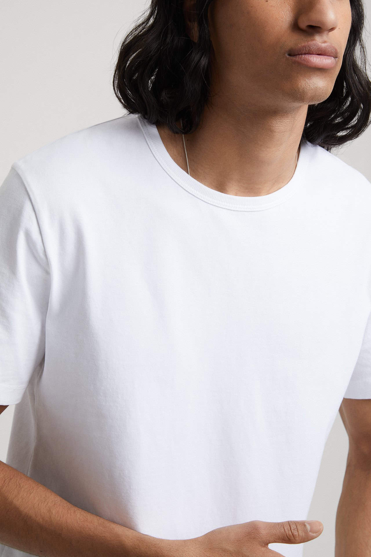 Man wearing the asket White t-shirt